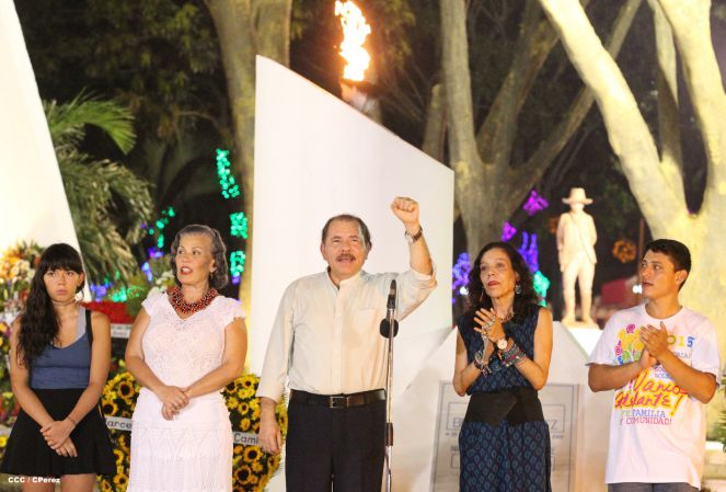 Daniel y Rosario rinden homenaje al Comandante Tomás Borge Martínez