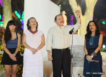 Daniel y Rosario rinden homenaje al Comandante Tomás Borge Martínez