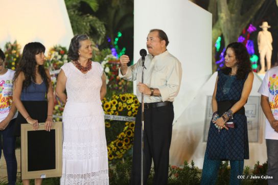 Daniel y Rosario rinden homenaje al Comandante Tomás Borge Martínez