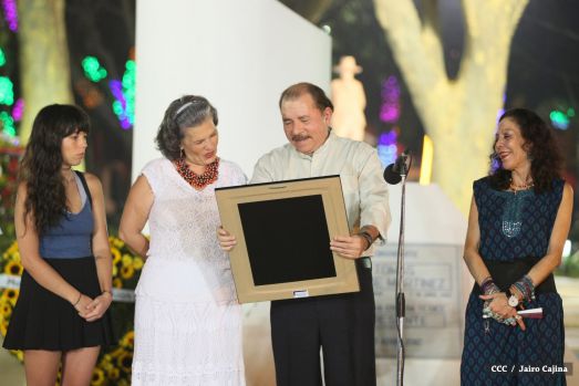 Daniel y Rosario rinden homenaje al Comandante Tomás Borge Martínez