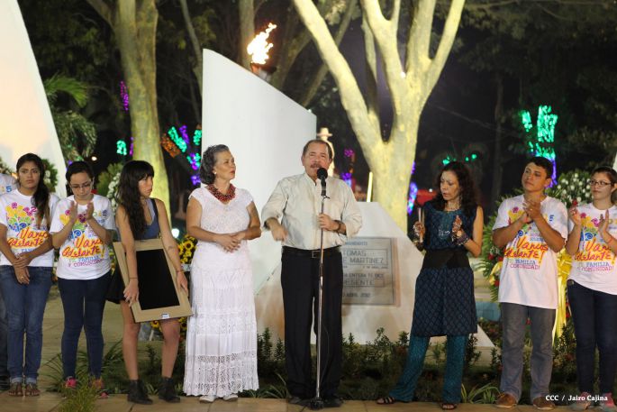 Daniel y Rosario rinden homenaje al Comandante Tomás Borge Martínez