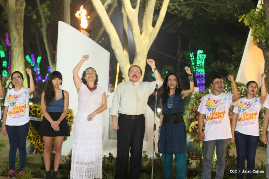 Daniel y Rosario rinden homenaje al Comandante Tomás Borge Martínez