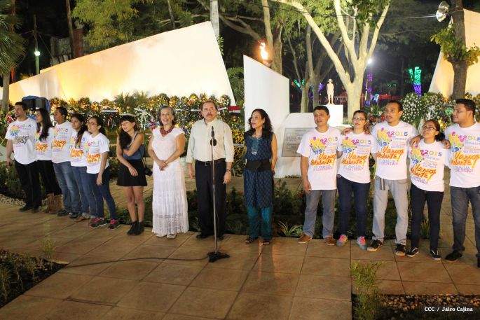 Daniel y Rosario rinden homenaje al Comandante Tomás Borge Martínez