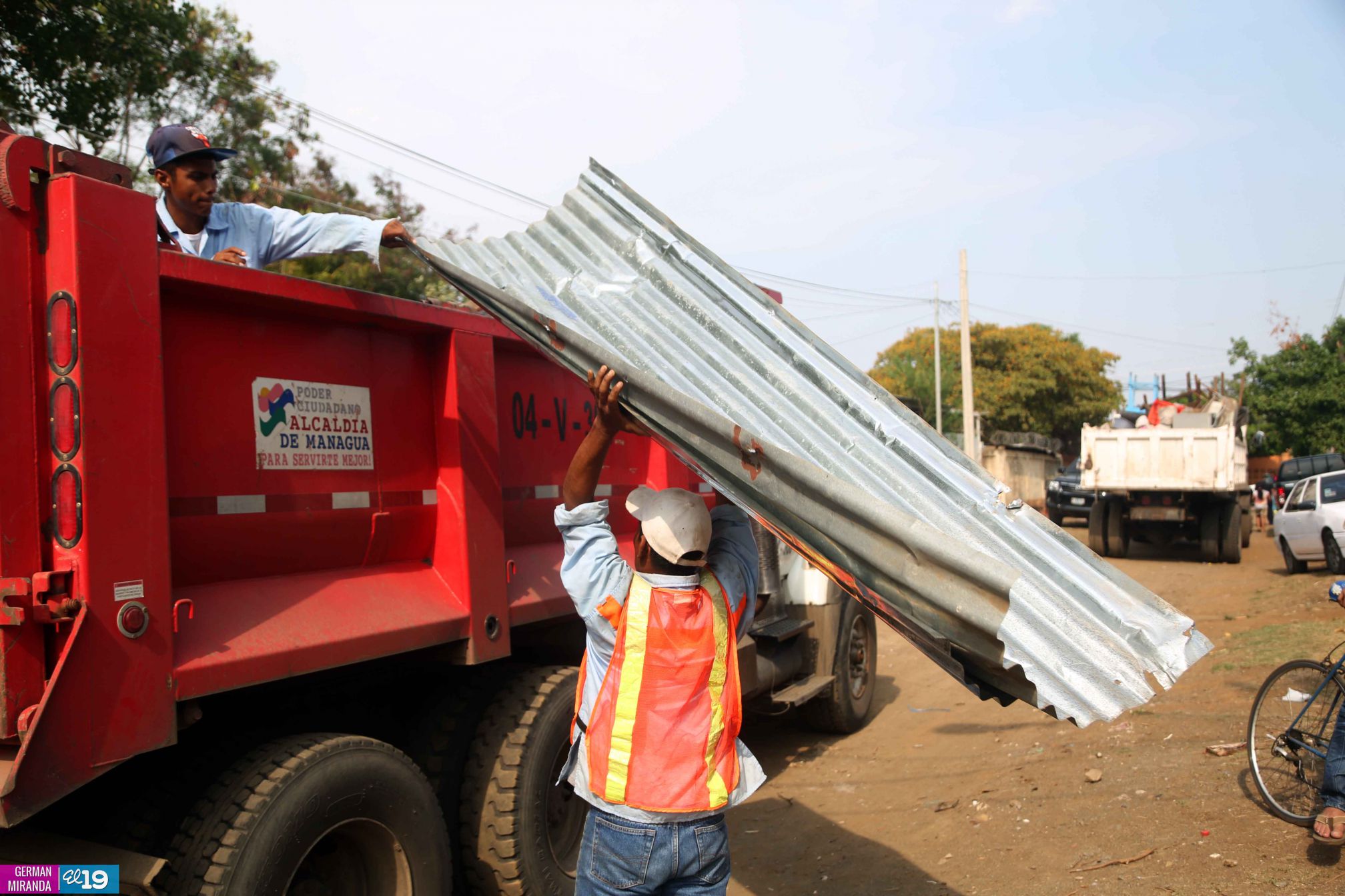 Alcaldía dialoga con familias para que accedan a ser evacuadas a lugares más seguros