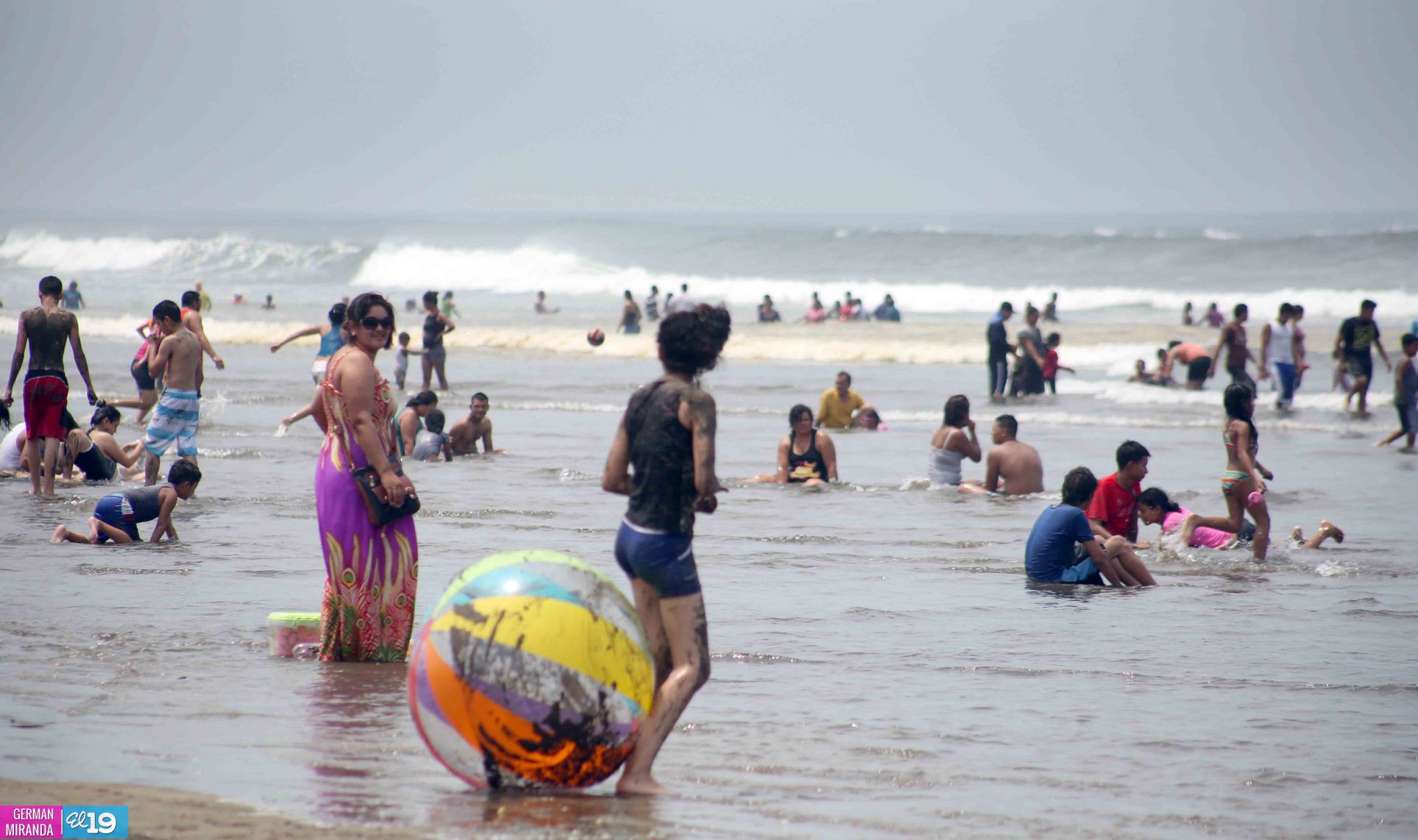 Familias nicaragüenses visitan playas en comienzo de fin de semana largo