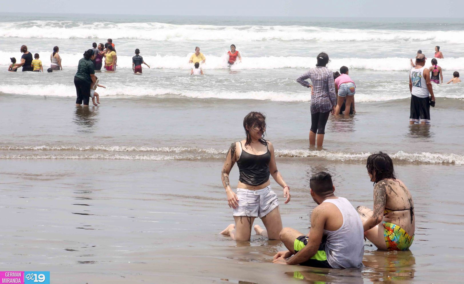 Familias nicaragüenses visitan playas en comienzo de fin de semana largo