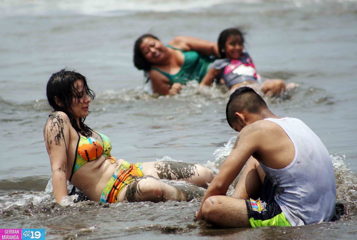 Familias nicaragüenses visitan playas en comienzo de fin de semana largo