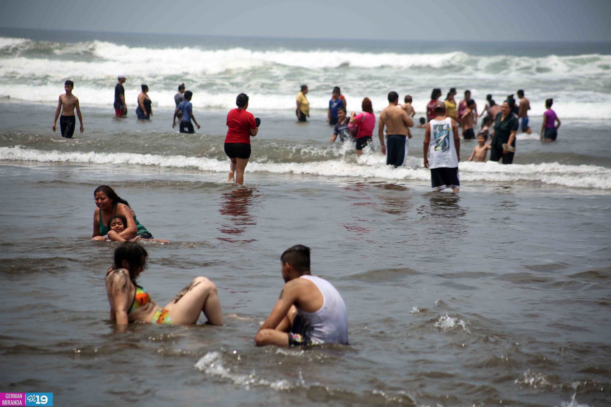 Familias nicaragüenses visitan playas en comienzo de fin de semana largo
