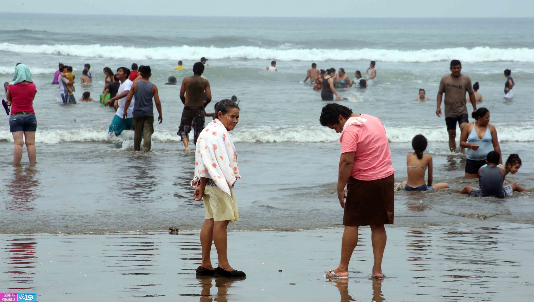 Familias nicaragüenses visitan playas en comienzo de fin de semana largo