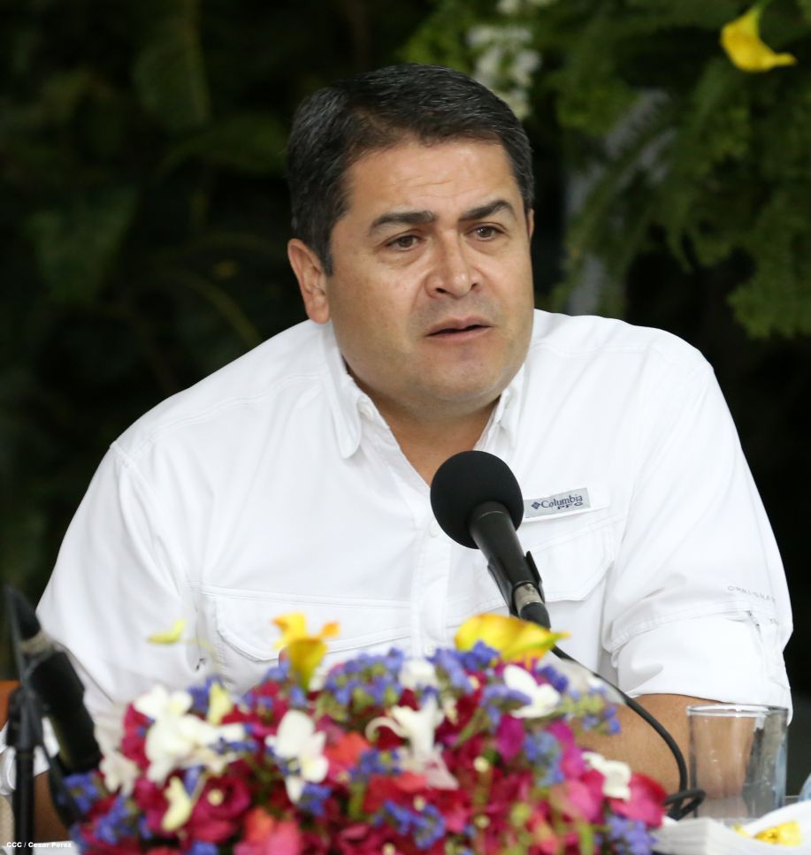 Daniel y Rosario se reúnen con presidente de Honduras