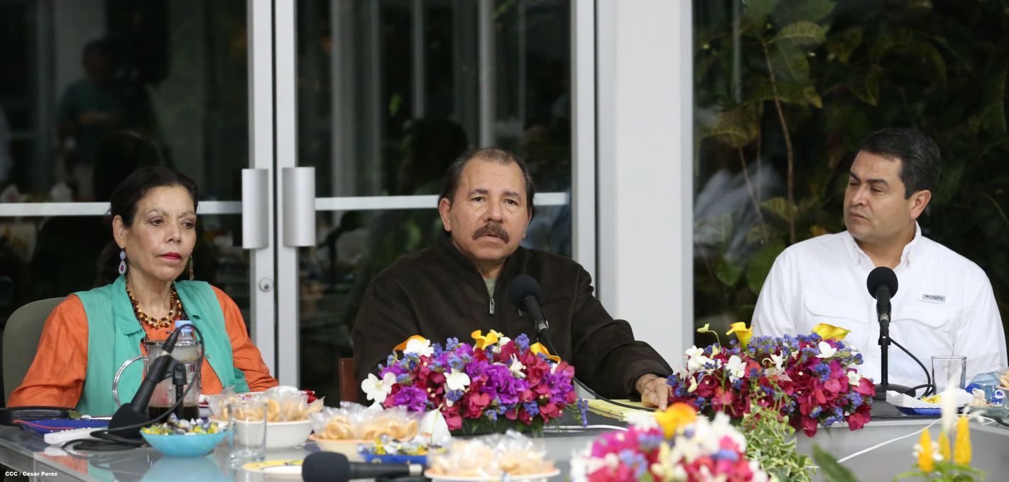 Daniel y Rosario se reúnen con presidente de Honduras