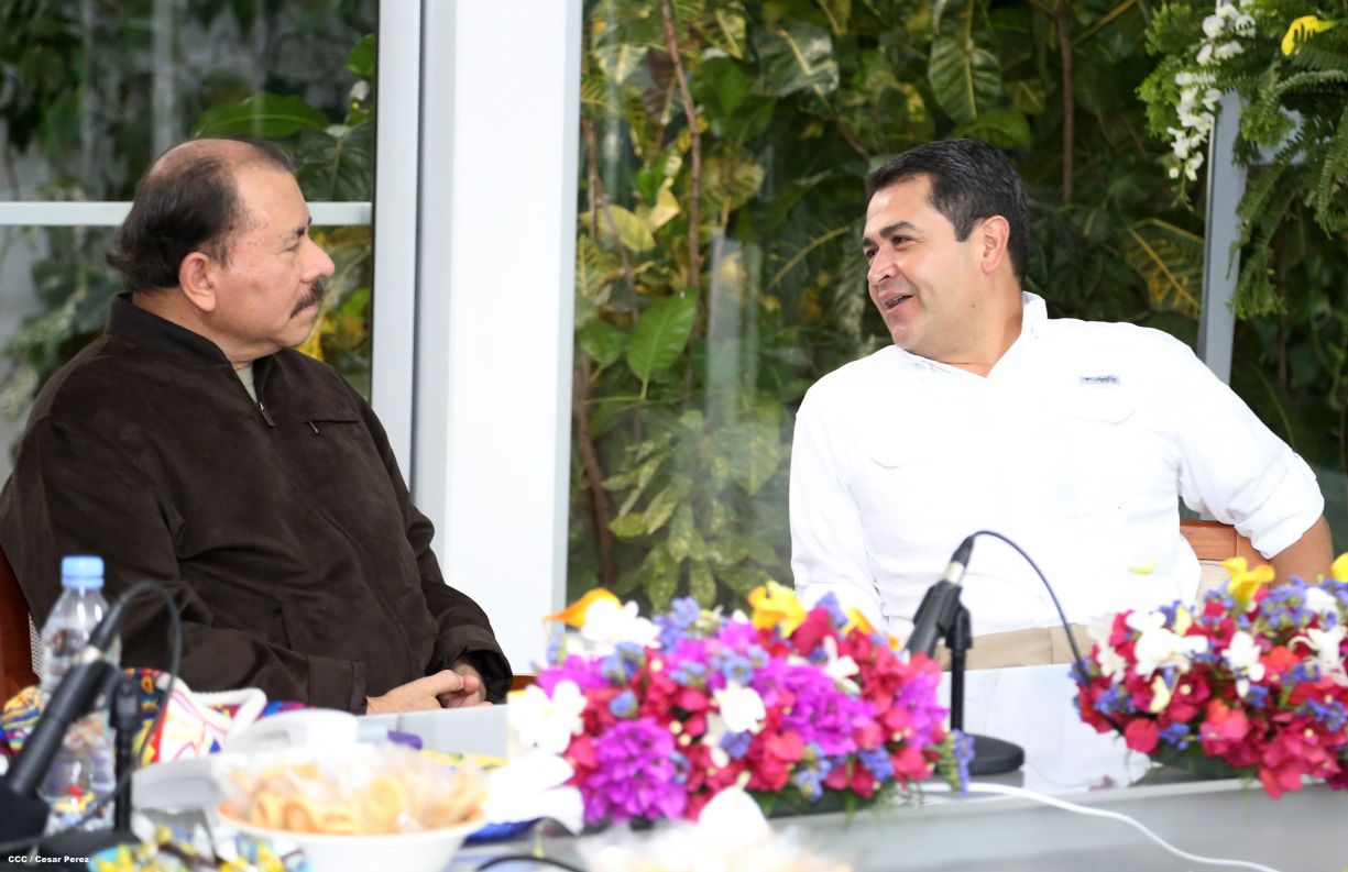 Daniel y Rosario se reúnen con presidente de Honduras