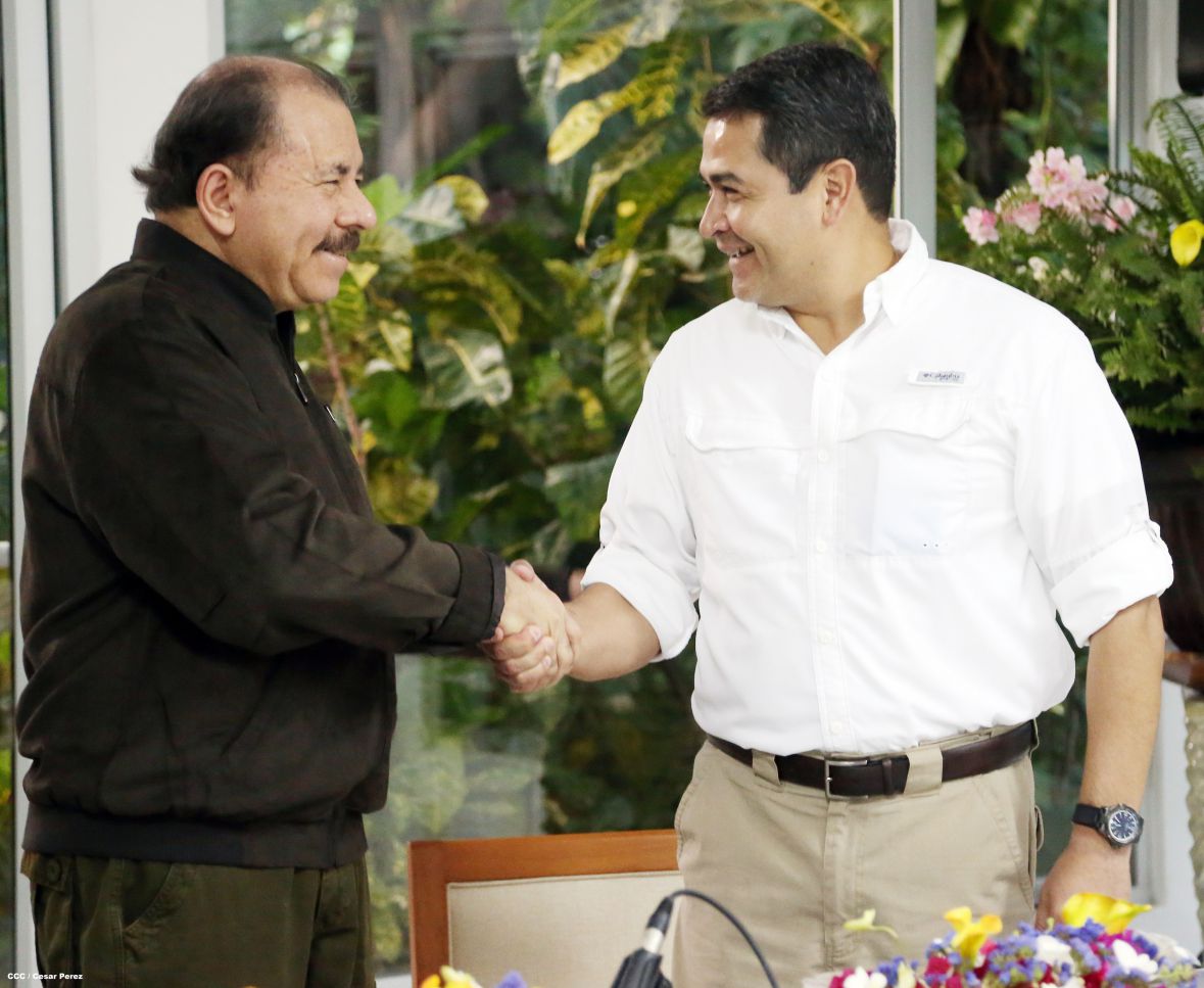 Daniel y Rosario se reúnen con presidente de Honduras