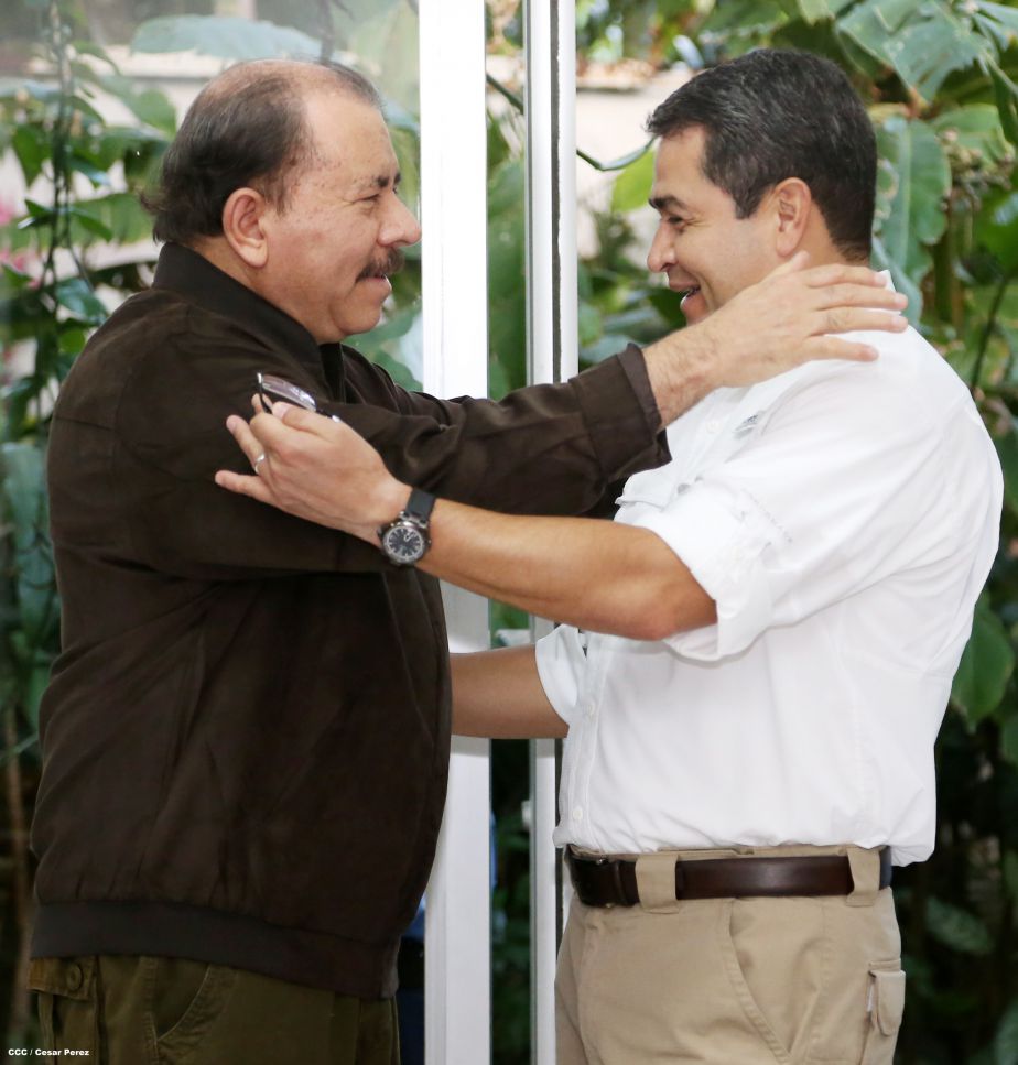 Daniel y Rosario se reúnen con presidente de Honduras