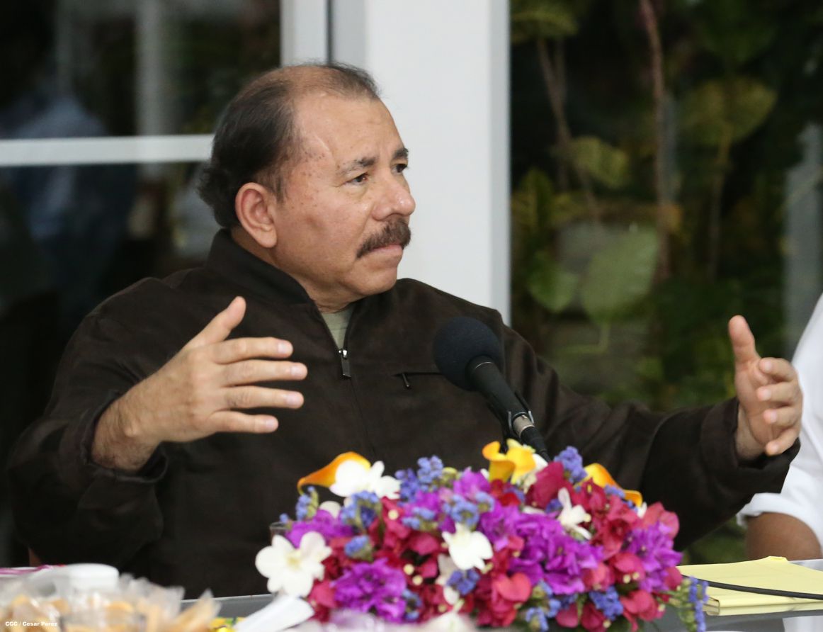 Daniel y Rosario se reúnen con presidente de Honduras