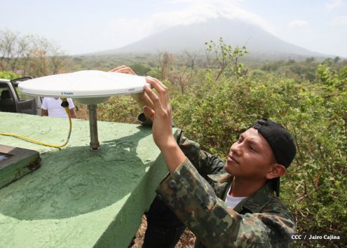 INETER da mantenimiento preventivo al Sistema de Alerta Temprana en el Volcán Concepción