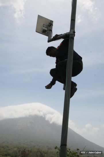 INETER da mantenimiento preventivo al Sistema de Alerta Temprana en el Volcán Concepción