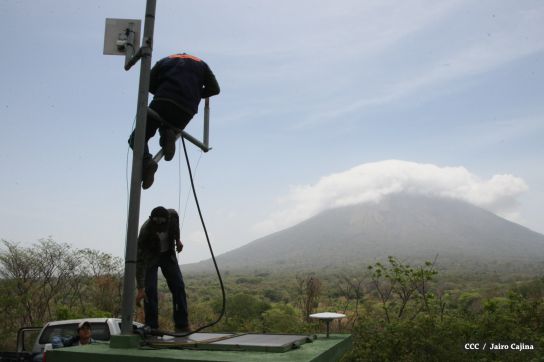 INETER da mantenimiento preventivo al Sistema de Alerta Temprana en el Volcán Concepción