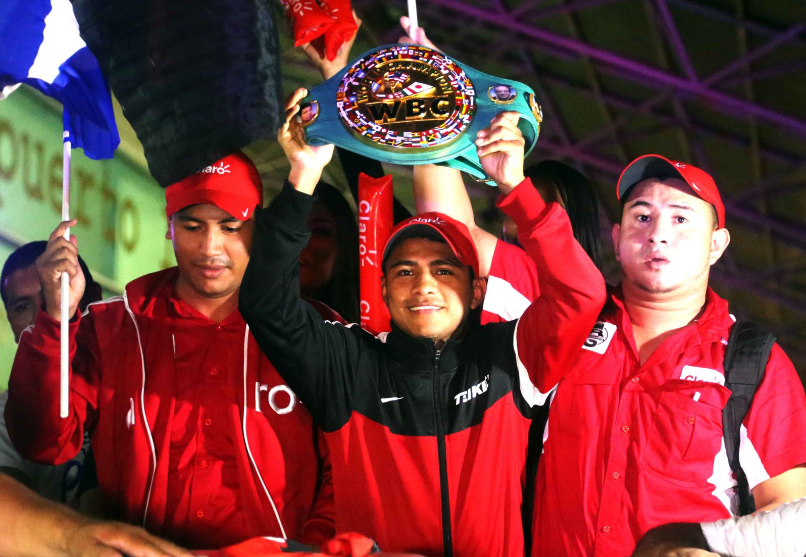 Juventud nicaragüense se desborda para recibir a “Chocolatito” González