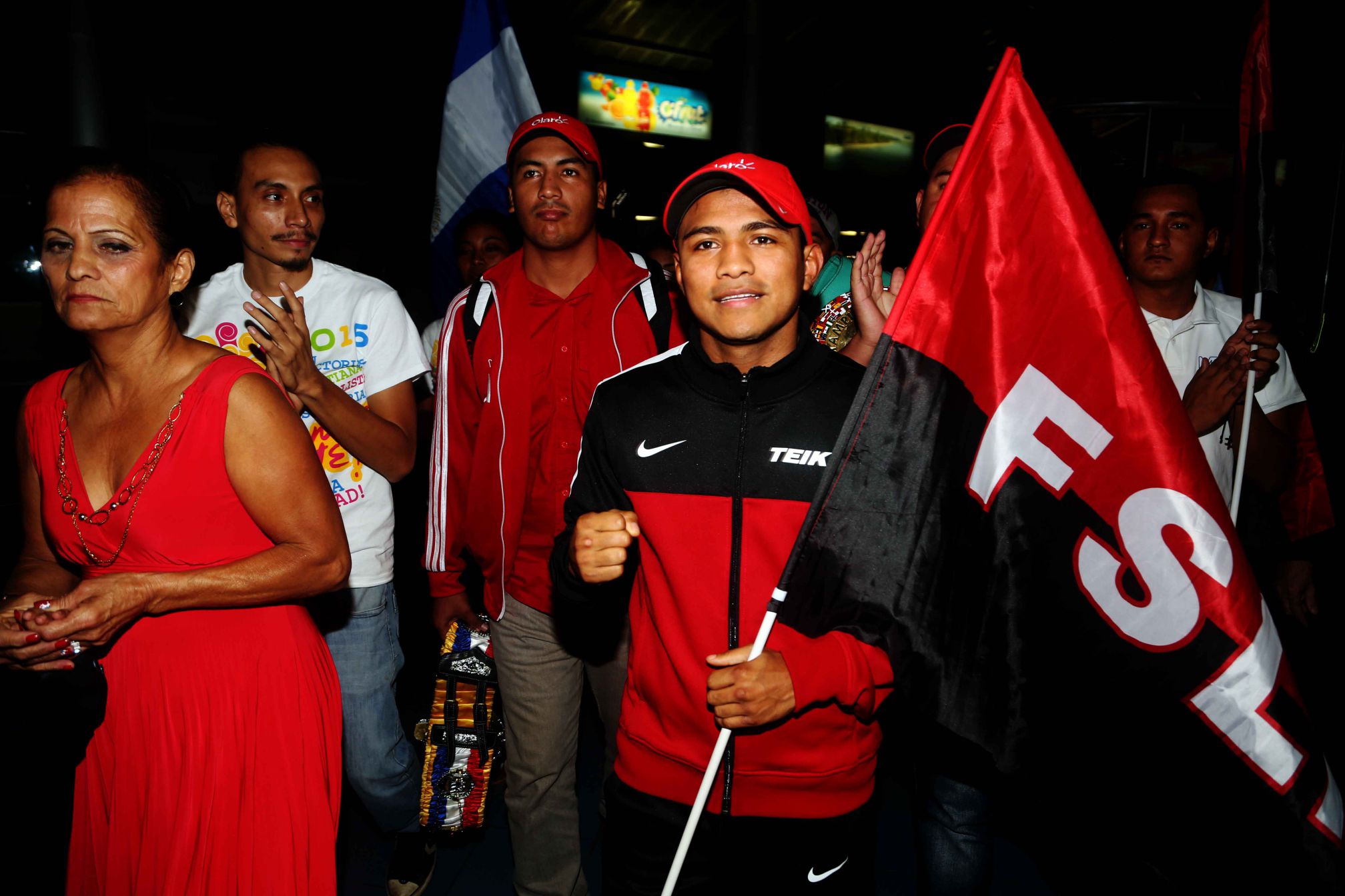 Juventud nicaragüense se desborda para recibir a “Chocolatito” González