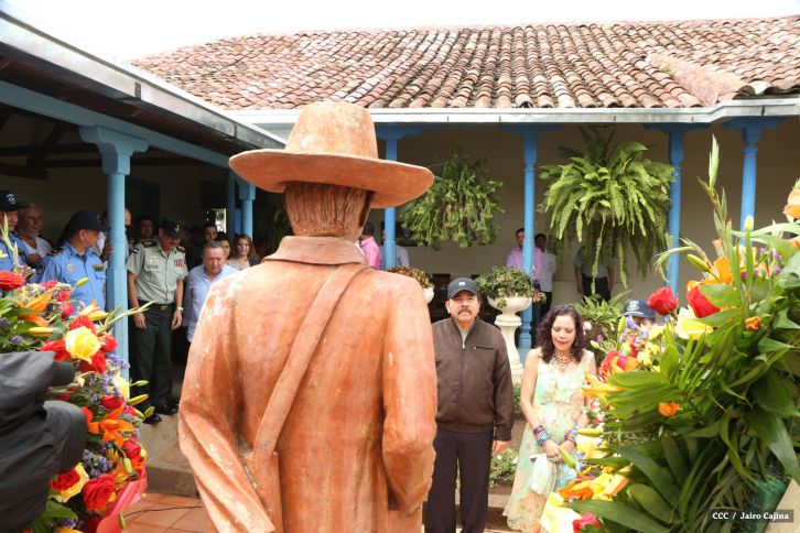 Daniel y Rosario conmemoran el 120 aniversario del natalicio de Sandino