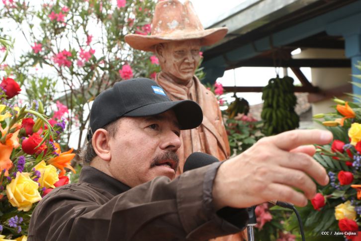 Daniel y Rosario conmemoran el 120 aniversario del natalicio de Sandino