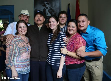 Daniel y Rosario conmemoran el 120 aniversario del natalicio de Sandino
