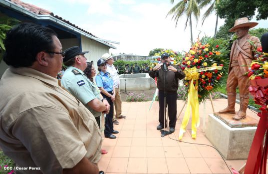 Daniel y Rosario conmemoran el 120 aniversario del natalicio de Sandino