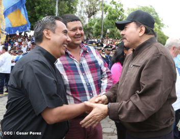Daniel y Rosario conmemoran el 120 aniversario del natalicio de Sandino