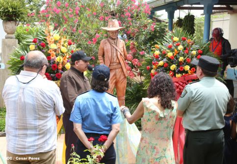 Daniel y Rosario conmemoran el 120 aniversario del natalicio de Sandino