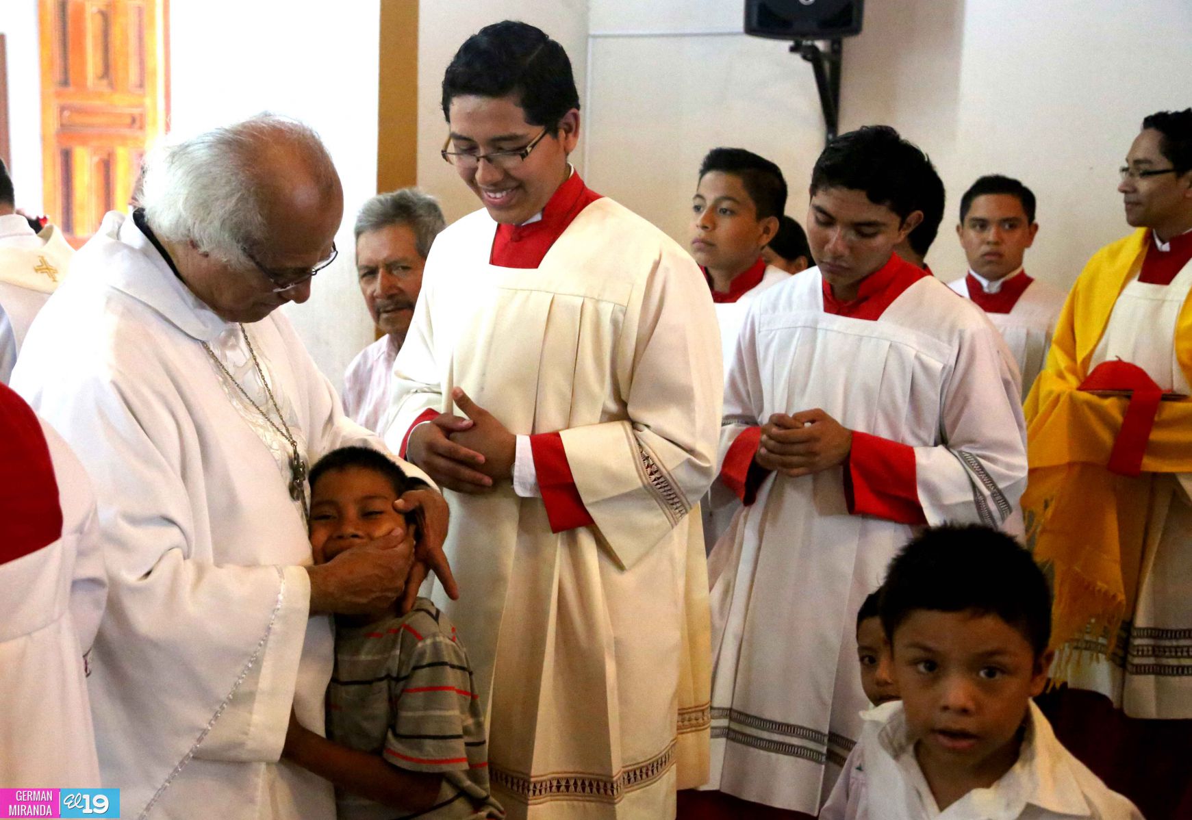 Cardenal Brenes celebra junto a familias masatepinas a la Santísima Trinidad