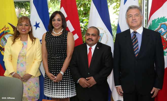 Daniel y Rosario recibe cartas credenciales de embajadores de Ecuador, Panamás, Honduras y Perú