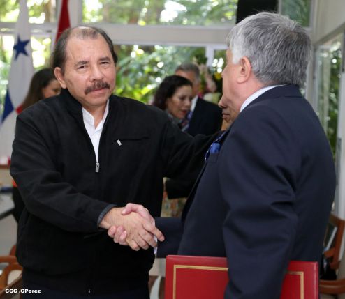Daniel y Rosario recibe cartas credenciales de embajadores de Ecuador, Panamás, Honduras y Perú