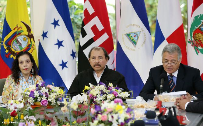 Daniel y Rosario recibe cartas credenciales de embajadores de Ecuador, Panamás, Honduras y Perú