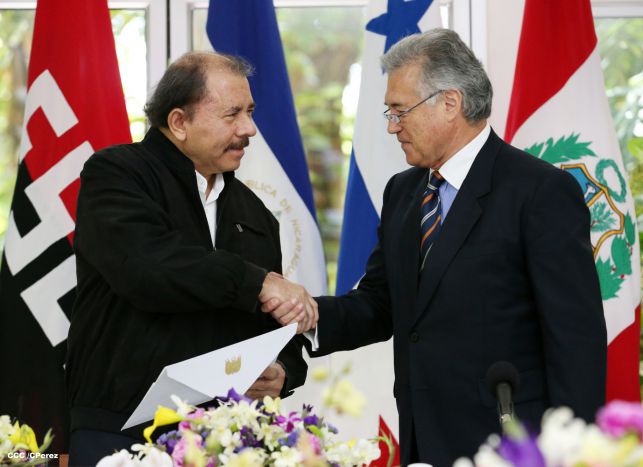 Daniel y Rosario recibe cartas credenciales de embajadores de Ecuador, Panamás, Honduras y Perú