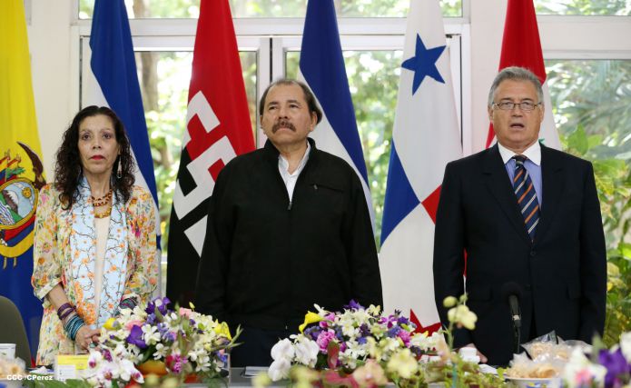 Daniel y Rosario recibe cartas credenciales de embajadores de Ecuador, Panamás, Honduras y Perú