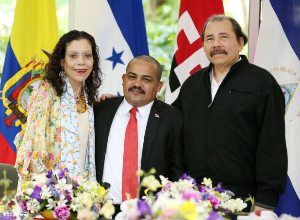 Daniel y Rosario recibe cartas credenciales de embajadores de Ecuador, Panamás, Honduras y Perú