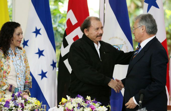 Daniel y Rosario recibe cartas credenciales de embajadores de Ecuador, Panamás, Honduras y Perú
