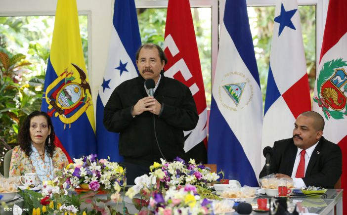 Daniel y Rosario recibe cartas credenciales de embajadores de Ecuador, Panamás, Honduras y Perú