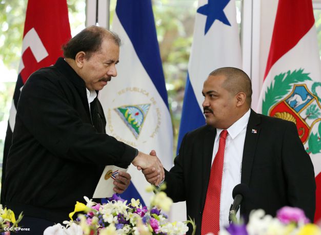 Daniel y Rosario recibe cartas credenciales de embajadores de Ecuador, Panamás, Honduras y Perú