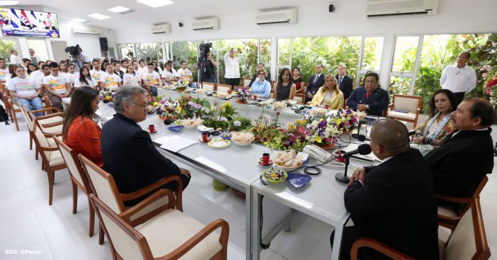 Daniel y Rosario recibe cartas credenciales de embajadores de Ecuador, Panamás, Honduras y Perú