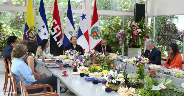 Daniel y Rosario recibe cartas credenciales de embajadores de Ecuador, Panamás, Honduras y Perú