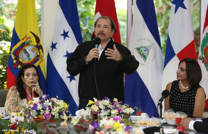 Daniel y Rosario recibe cartas credenciales de embajadores de Ecuador, Panamás, Honduras y Perú