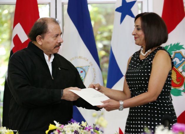 Daniel y Rosario recibe cartas credenciales de embajadores de Ecuador, Panamás, Honduras y Perú