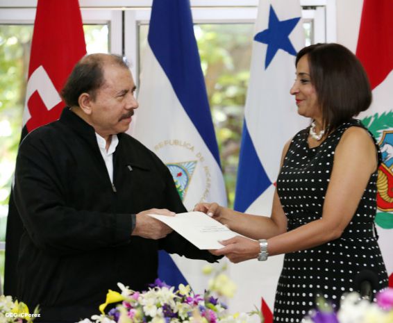 Daniel y Rosario recibe cartas credenciales de embajadores de Ecuador, Panamás, Honduras y Perú