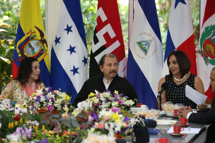 Daniel y Rosario recibe cartas credenciales de embajadores de Ecuador, Panamás, Honduras y Perú