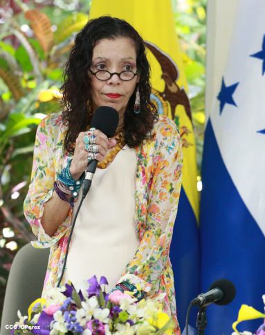 Daniel y Rosario recibe cartas credenciales de embajadores de Ecuador, Panamás, Honduras y Perú