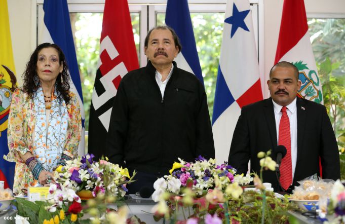 Daniel y Rosario recibe cartas credenciales de embajadores de Ecuador, Panamás, Honduras y Perú