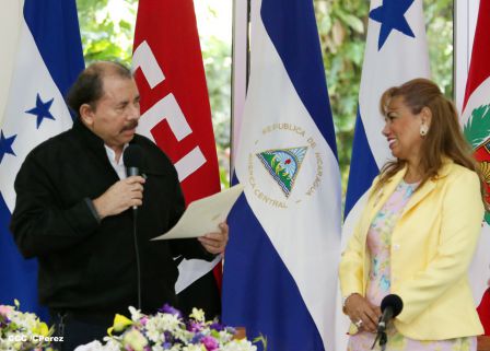 Daniel y Rosario recibe cartas credenciales de embajadores de Ecuador, Panamás, Honduras y Perú