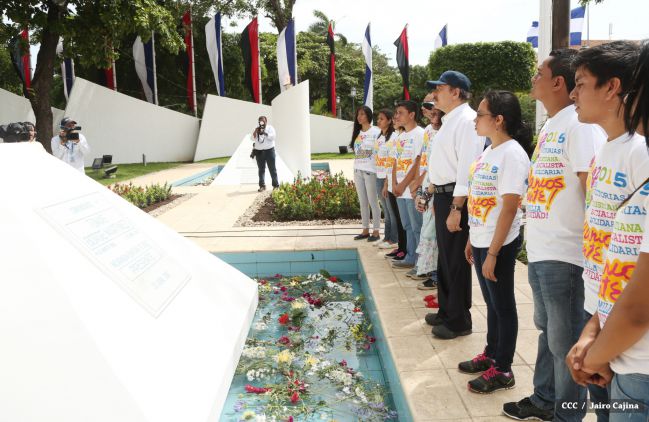 Daniel y Rosario conmemoran 79 aniversario del natalicio del Comandante Carlos Fonseca